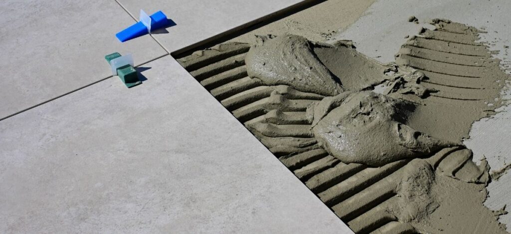 кои са най-честите грешки при лепене на плочки върху плочки